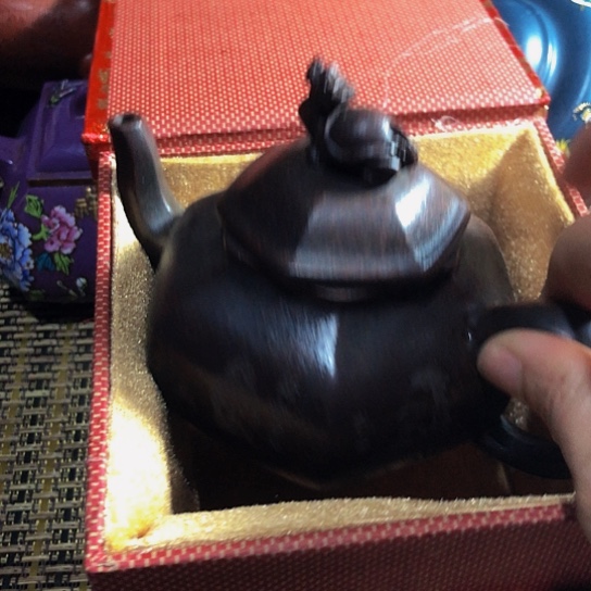 紫砂茶壶原矿泥料手工制作的紫砂壶。