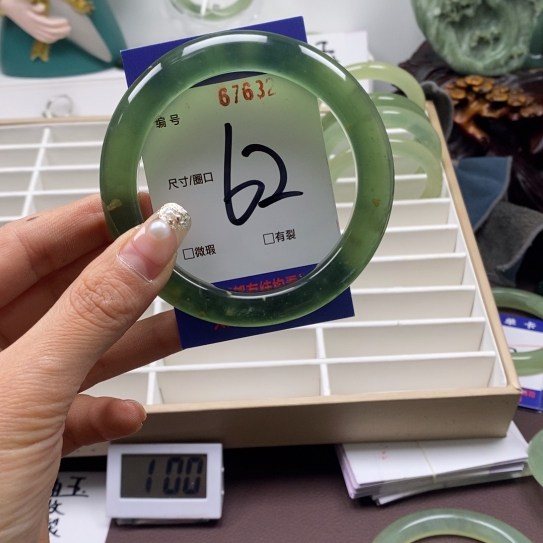 蛇纹石玉手镯未镶嵌