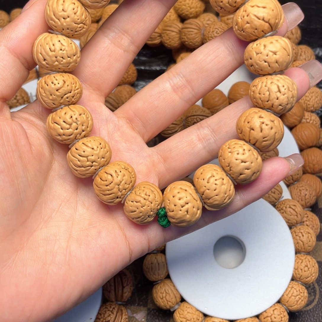 桃木桃核手串是18+钮扣