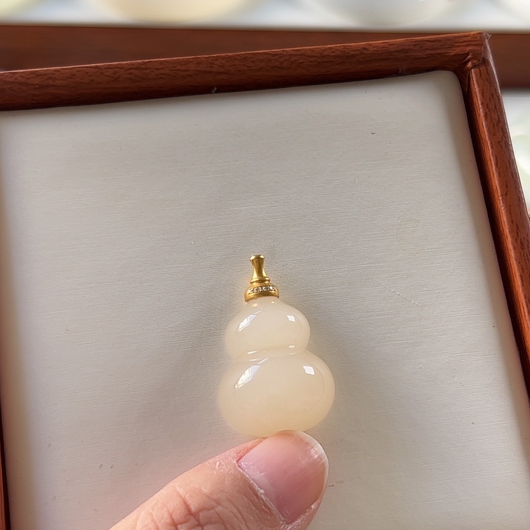 安***彤和田玉未镶嵌吊坠(不含链)