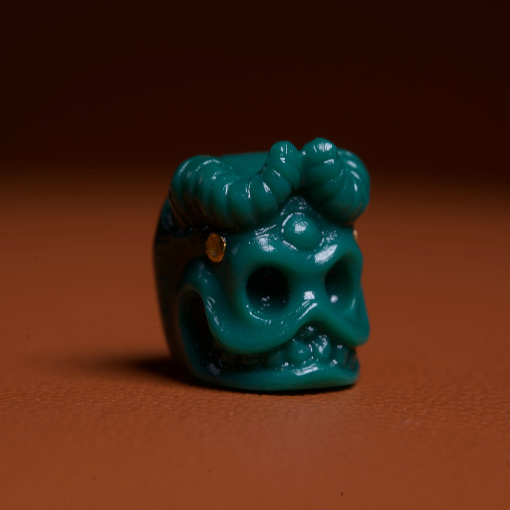 天然原矿绿松石雕刻件尺寸：9*8.5mm