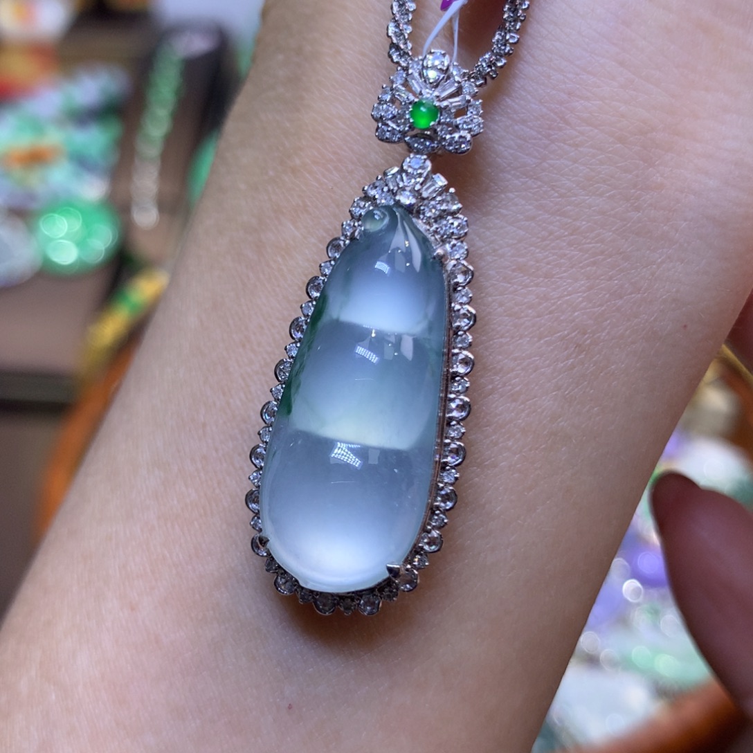 翡翠18K金镶嵌颈饰