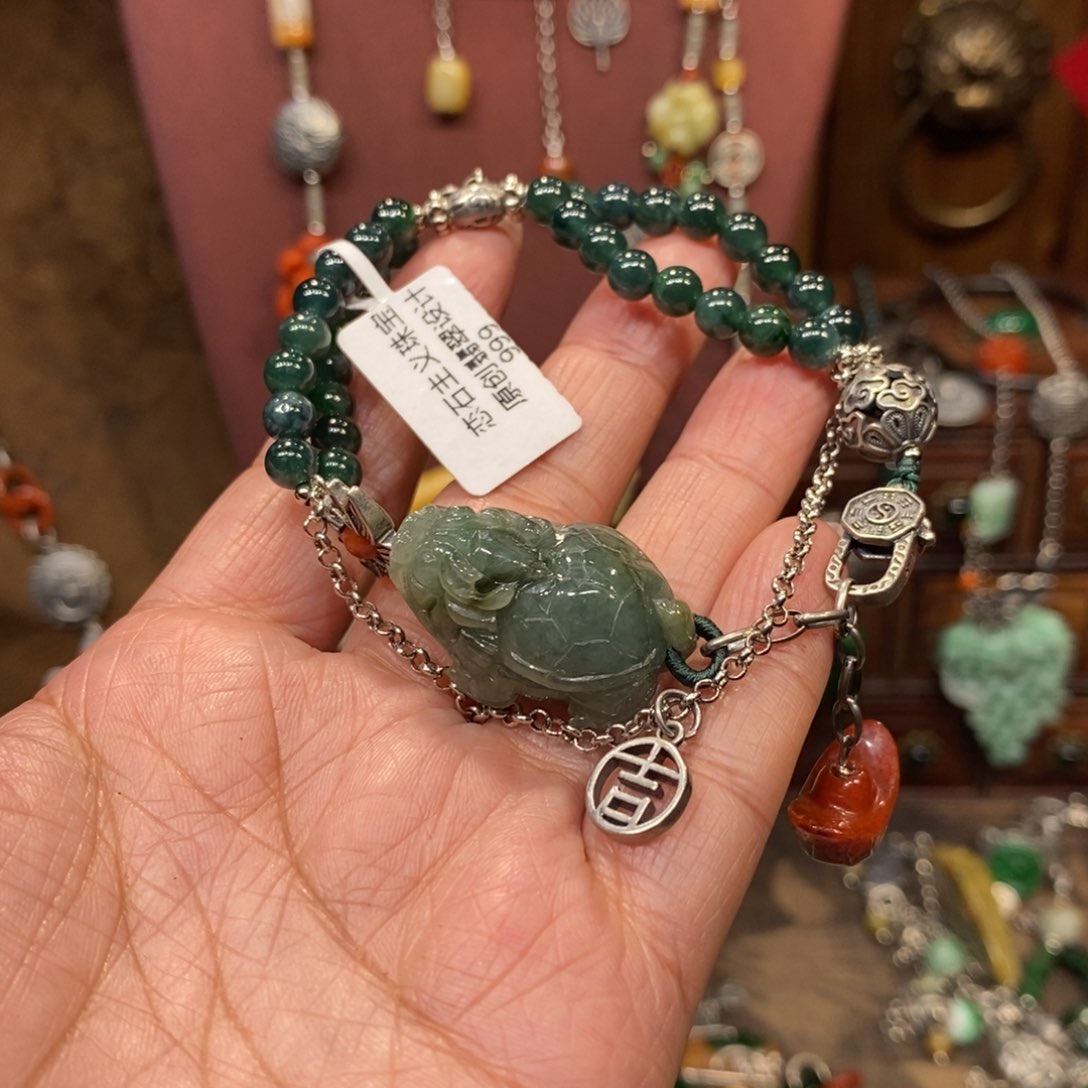 翡翠吊坠(赠链)未镶嵌