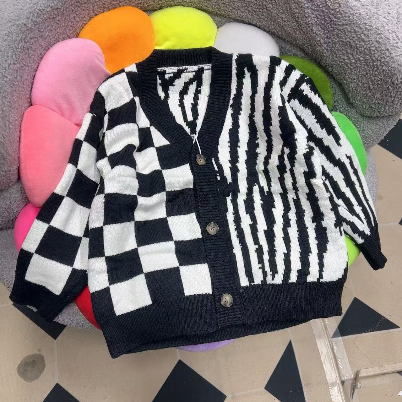 GG669 黑白格儿童开衫毛衣 毛衣都有起球的可能