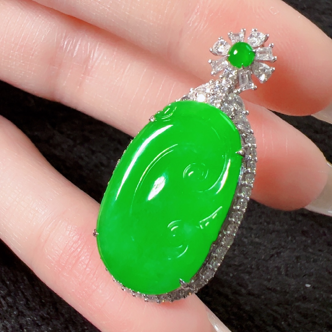 翡翠18K金镶嵌颈饰签收后24小时鉴赏期，过时不退