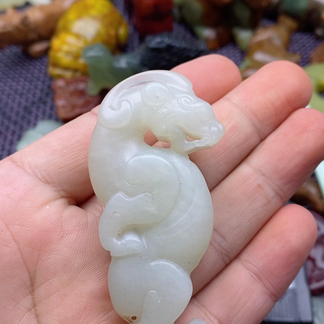 蛇纹石玉颈饰未镶嵌