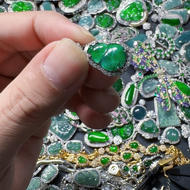 翡翠颈饰未镶嵌天然A货翡翠放漏