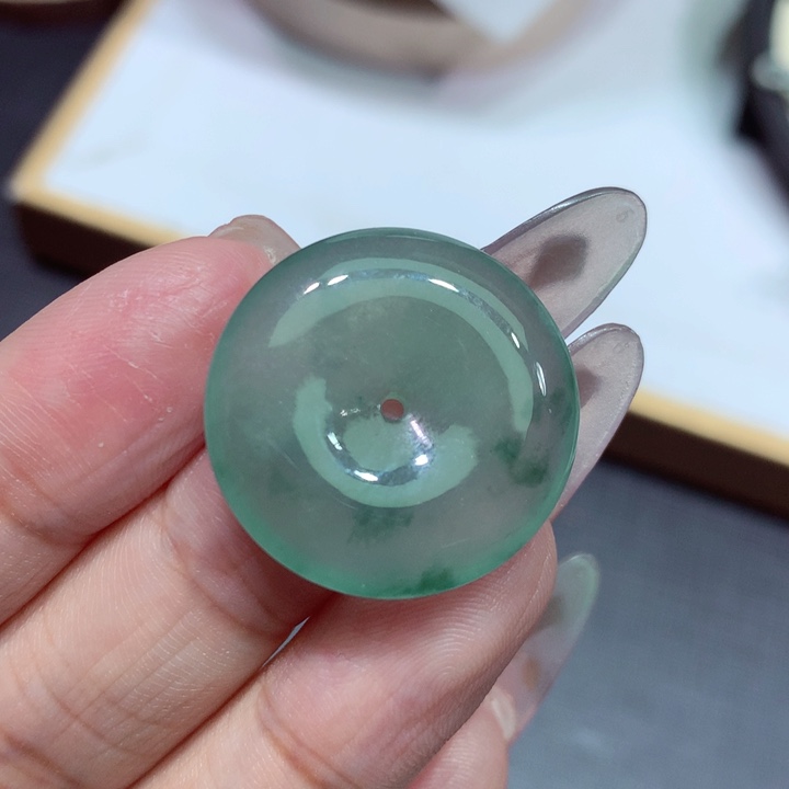 翡翠未镶嵌颈饰平安