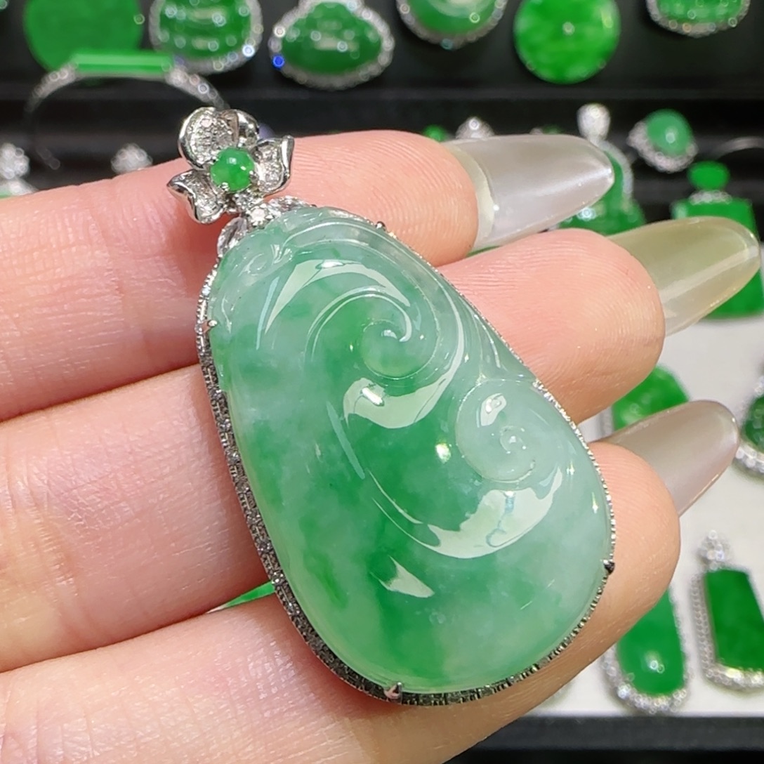 翡翠18K金镶嵌颈饰