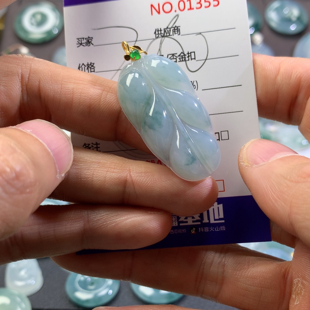 翡翠颈饰未镶嵌吊坠