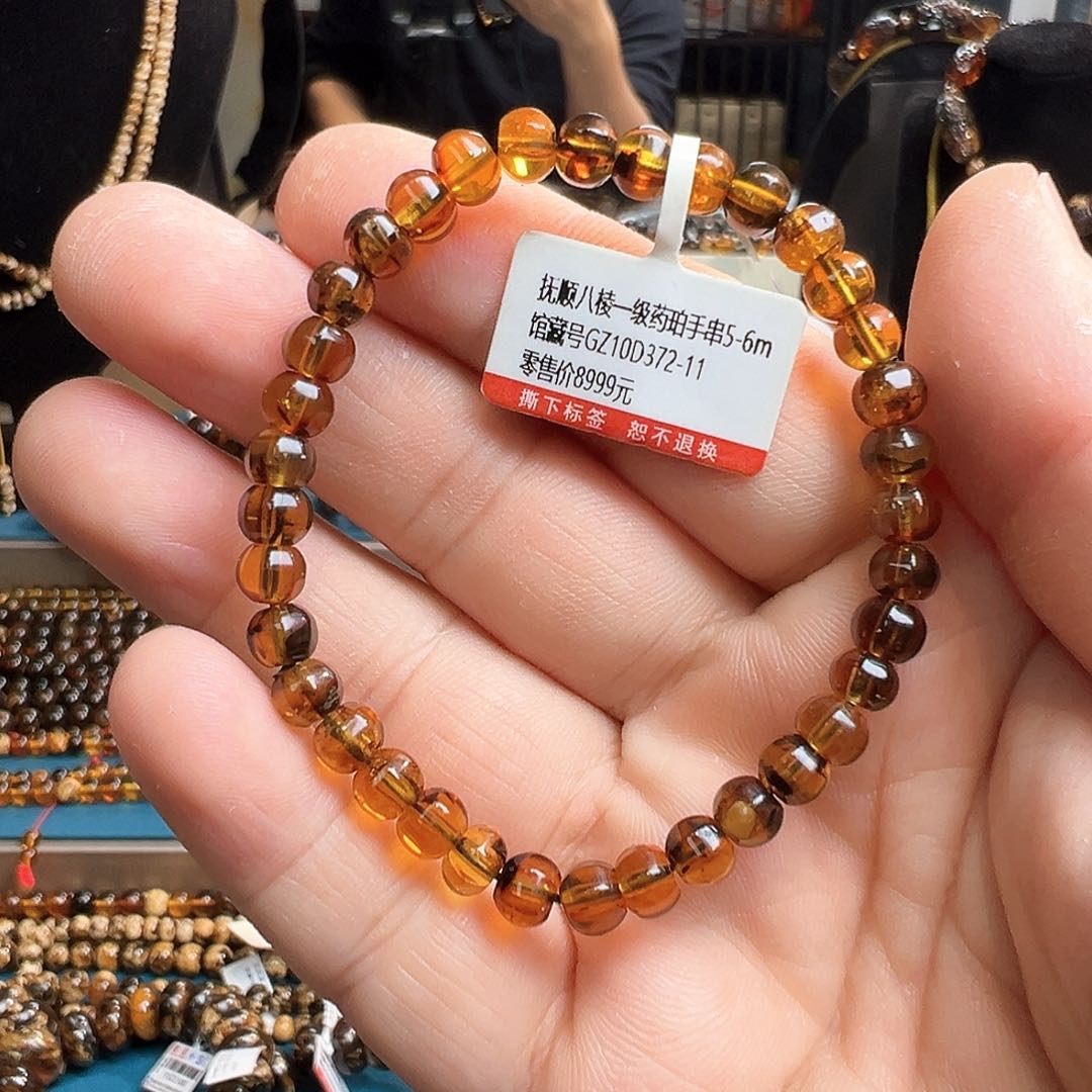 琥珀颈饰未镶嵌抚顺