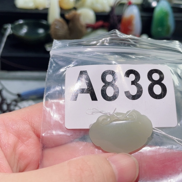 颈饰未镶嵌和田玉（糖玉）