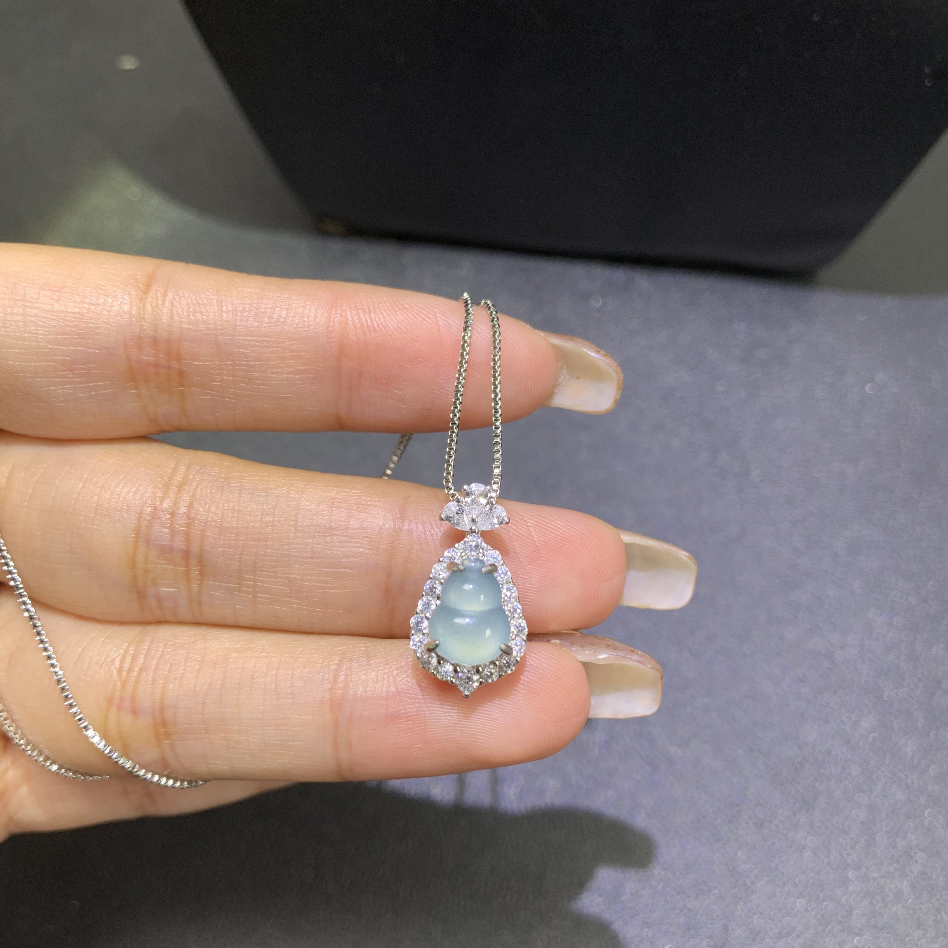 天然翡翠a货高冰冰蓝葫芦锁骨吊坠（多样性发货）