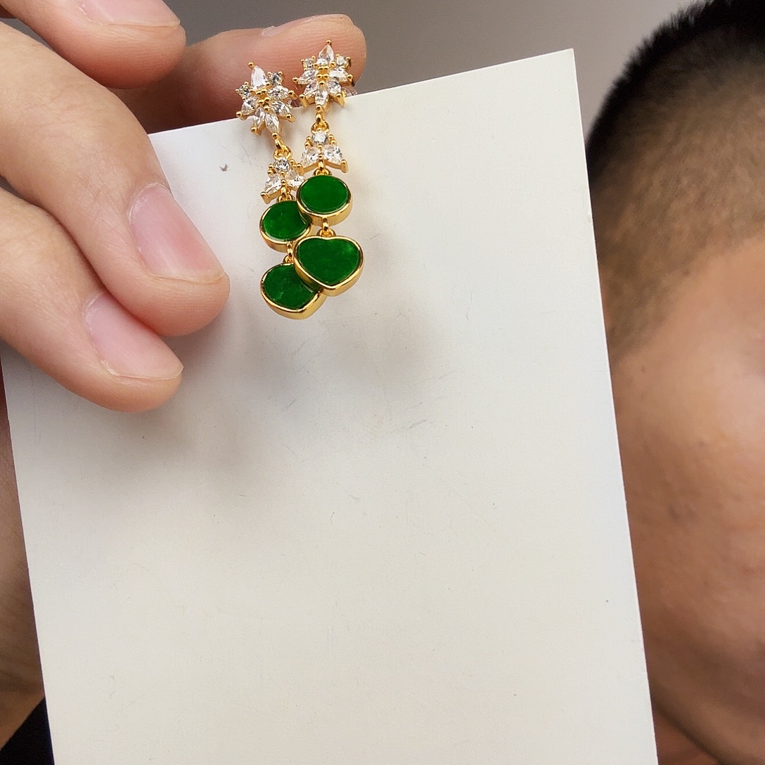 翡翠未镶嵌颈饰一对