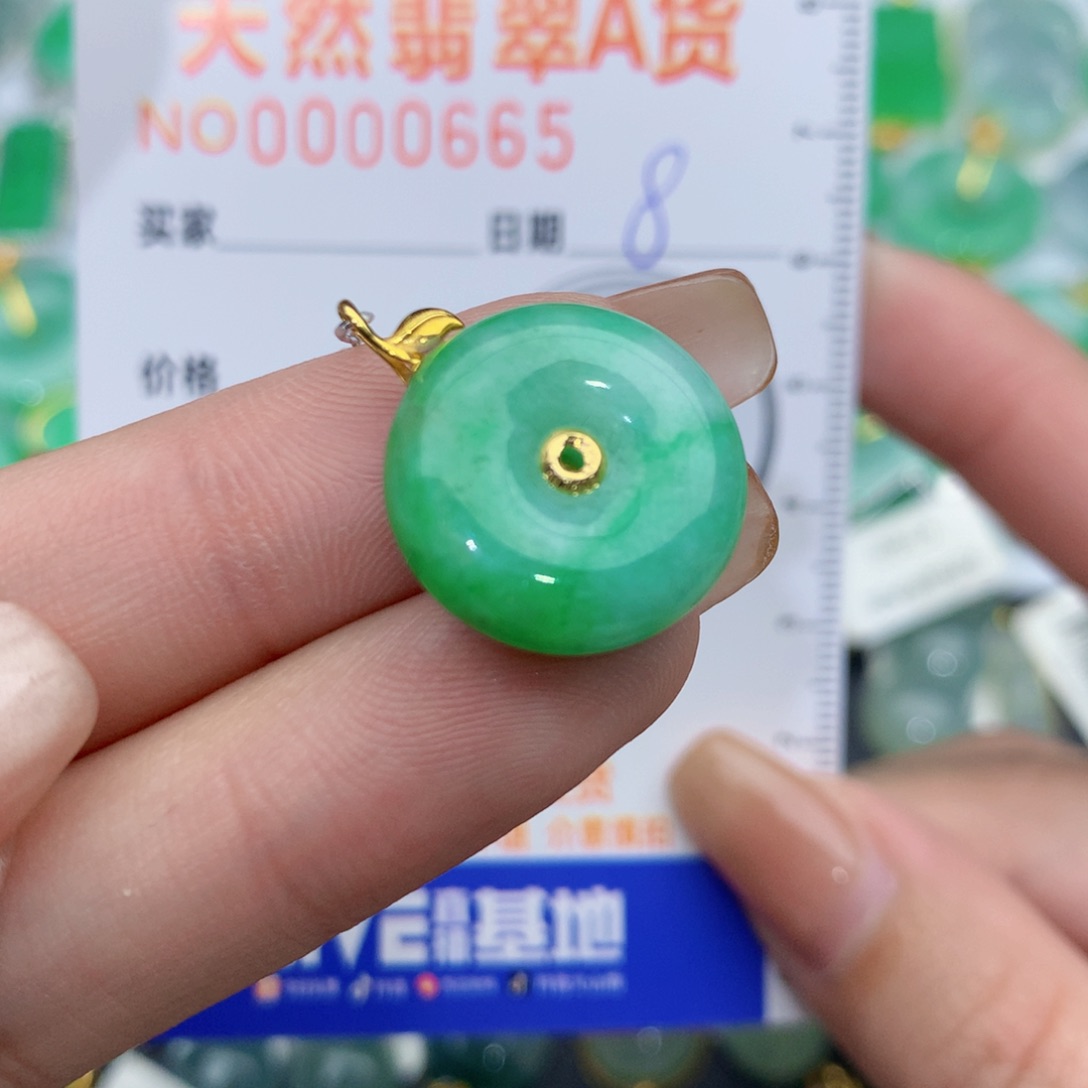 翡翠颈饰18K金镶嵌妮*扣