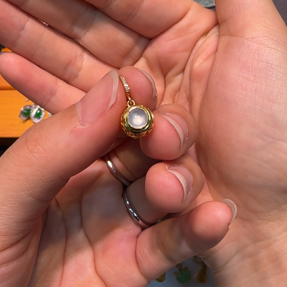 翡翠颈饰18K金镶嵌P****つ蛋面