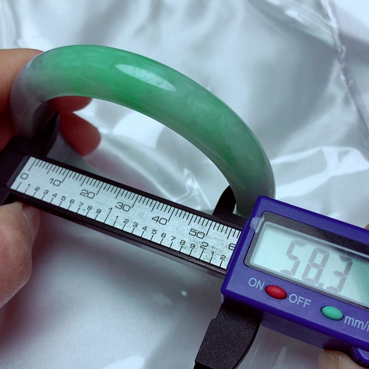 翡翠手镯未镶嵌手镯