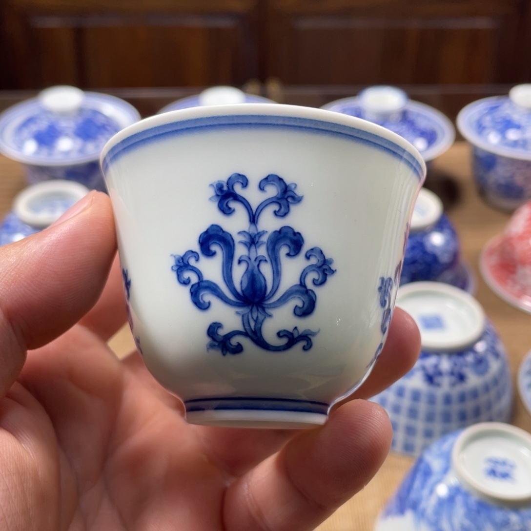 九段心传忍冬纹铃铛杯