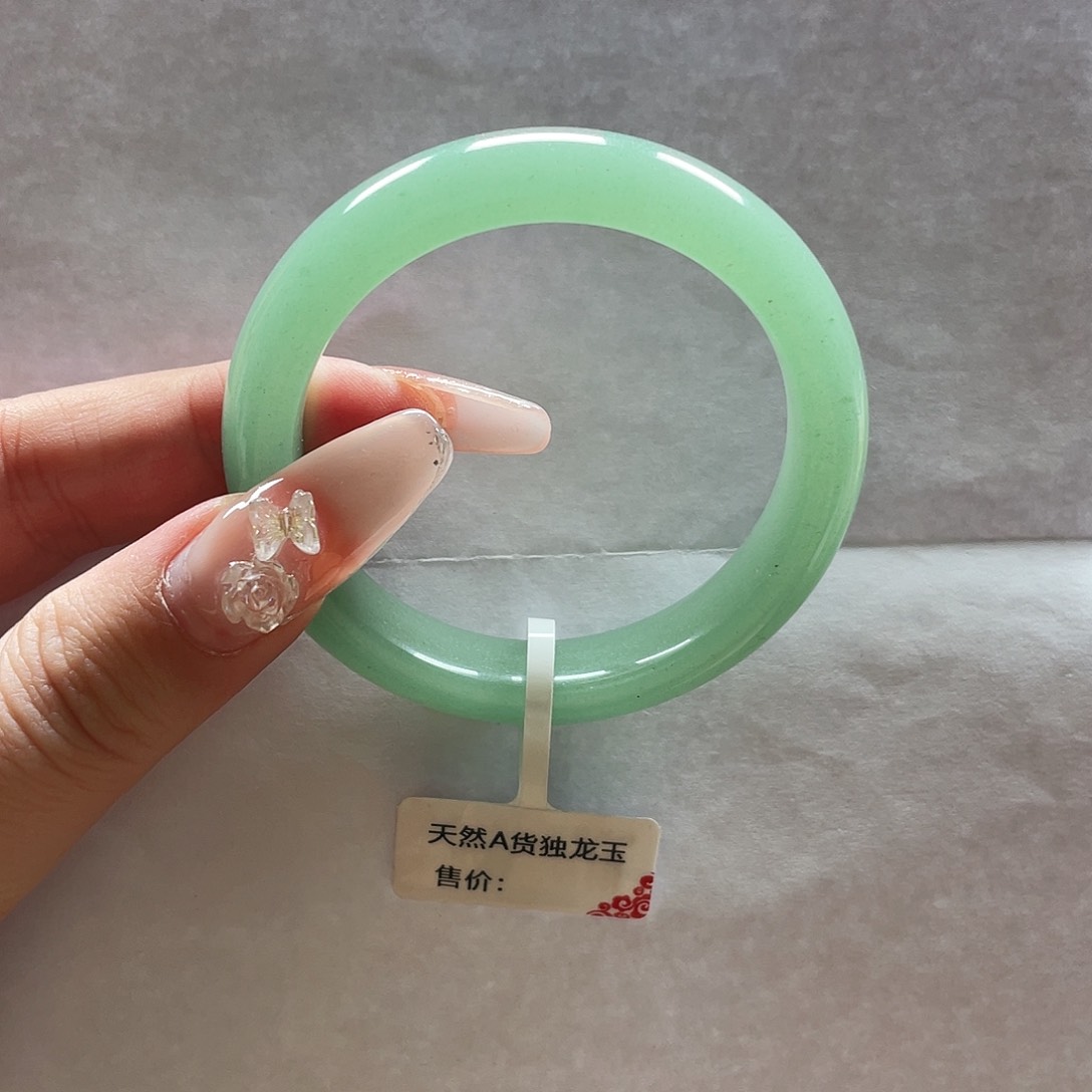 石英质玉手镯未镶嵌她****子九九52