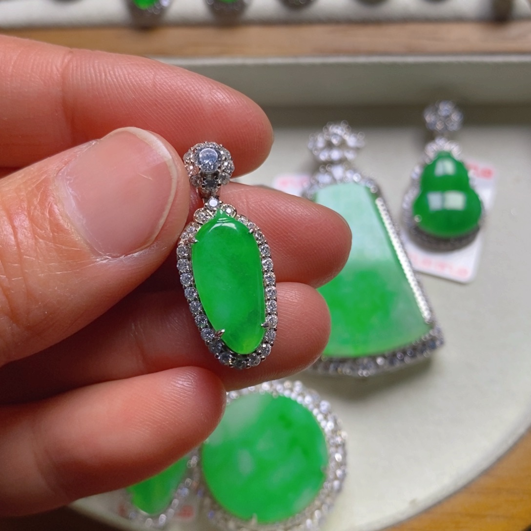 翡翠颈饰银S925镶嵌福瓜吊坠