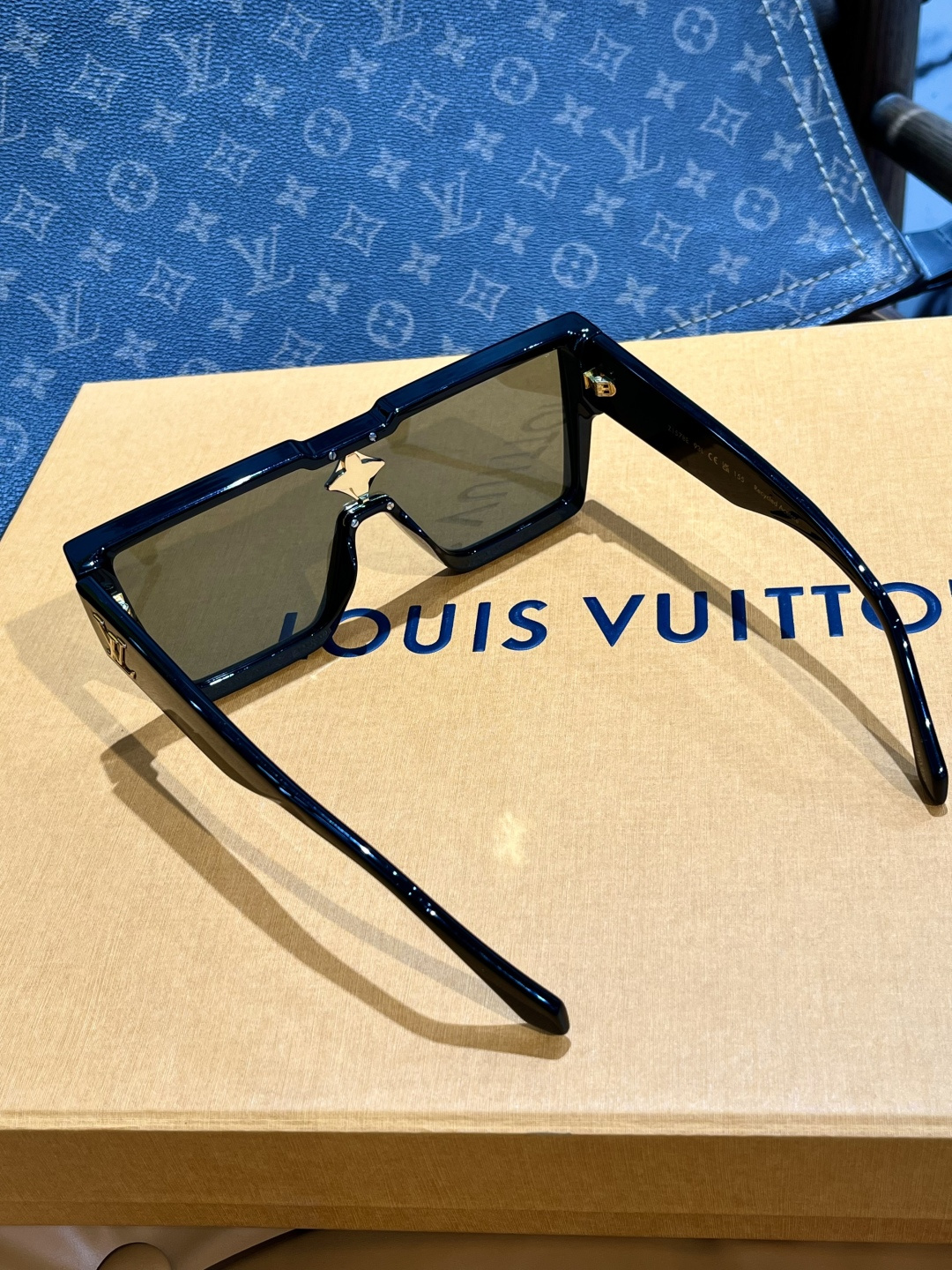 95新 LouisVuitton/路易威登 黑色 水钻不规则型 墨镜 王鹤棣同款