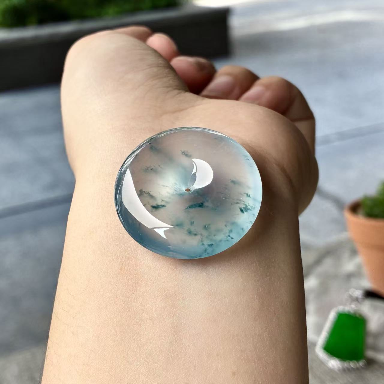 天然a货缅甸翡翠自然光尺寸31.6/7.4，玻璃种飘蓝花平安扣吊坠