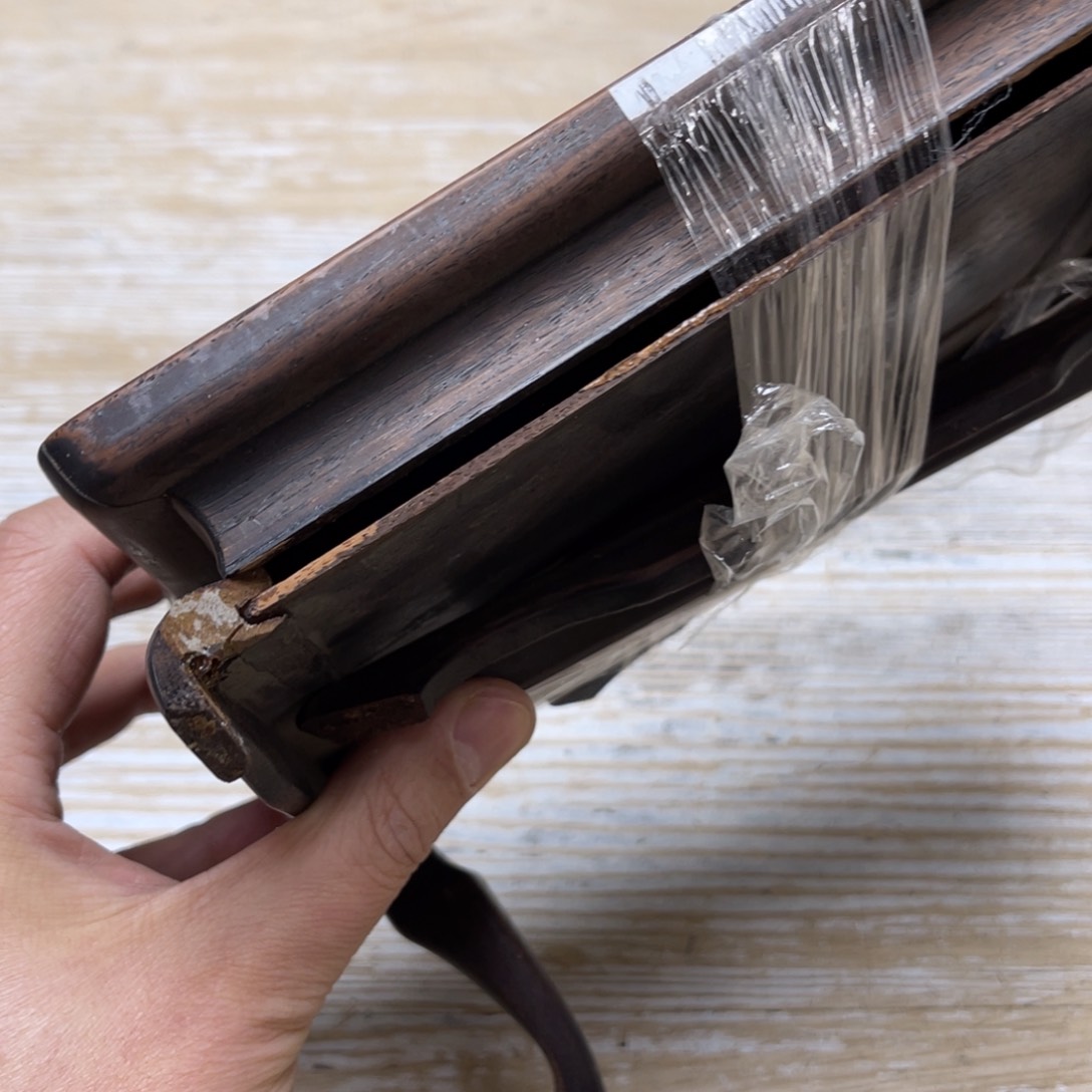 瓷片黑****9密密麻麻地排列着