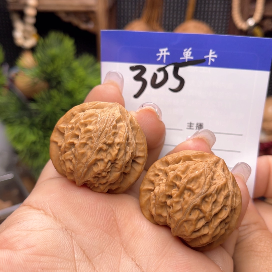 文玩核桃吊坠宫灯。边35肚33。全。丹