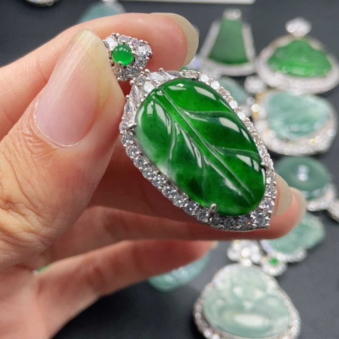 翡翠未镶嵌吊坠(赠链)