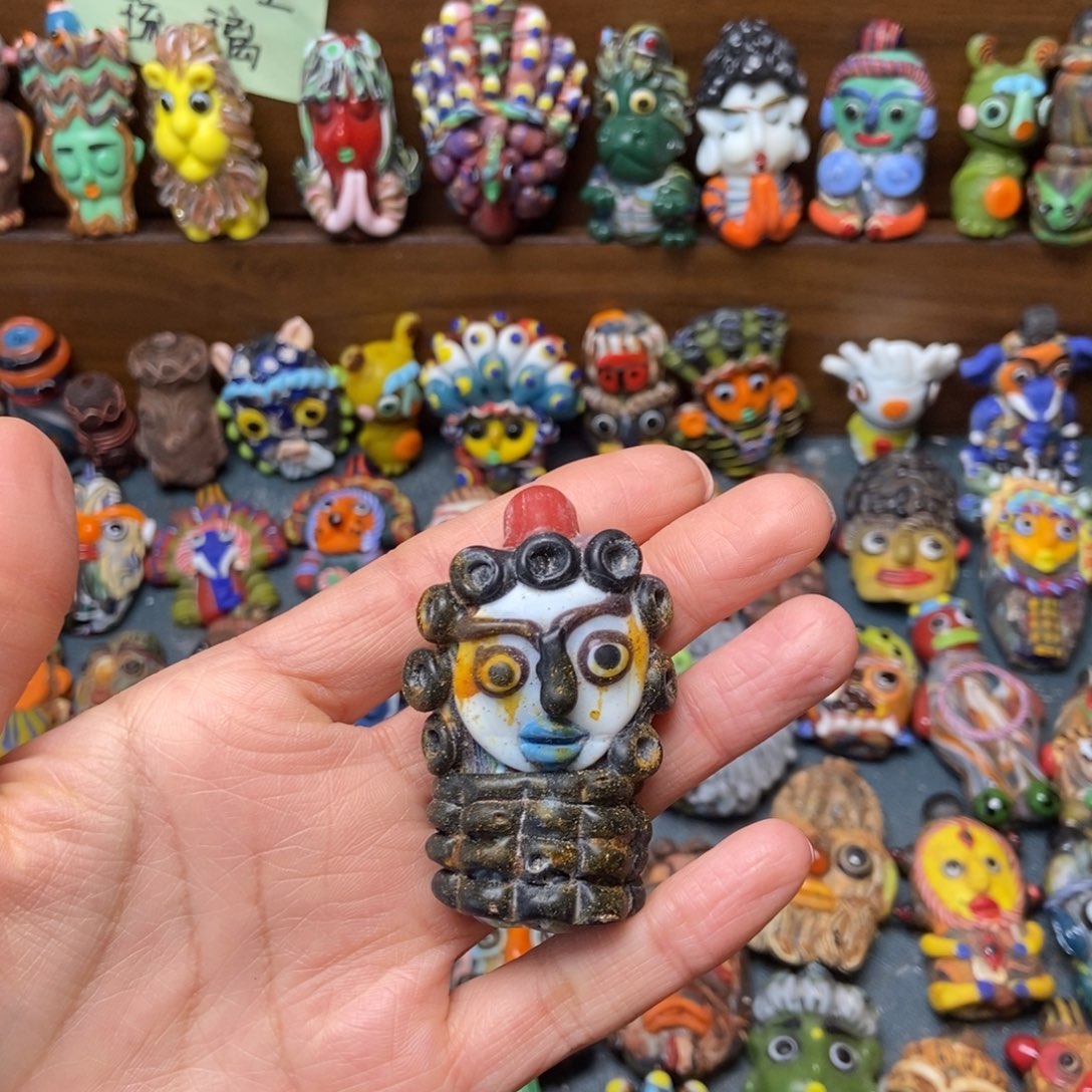 颈饰琉璃胡子娃娃