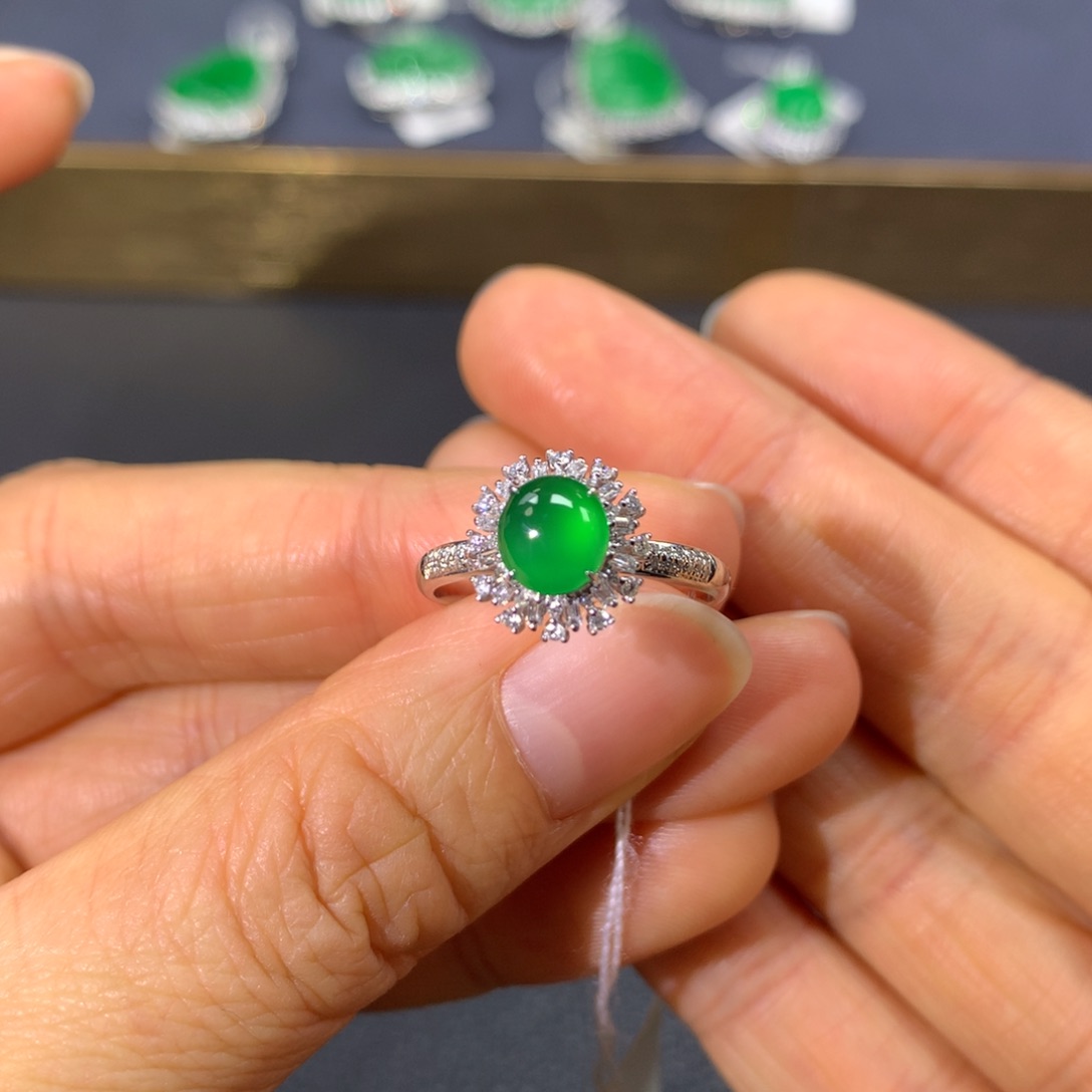 翡翠戒指18K金镶嵌翡翠