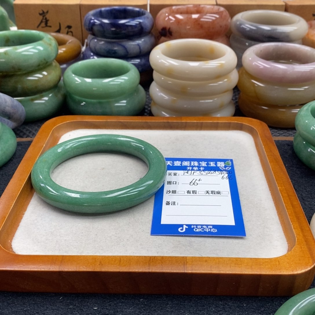 用***6石英质玉手镯未镶嵌
