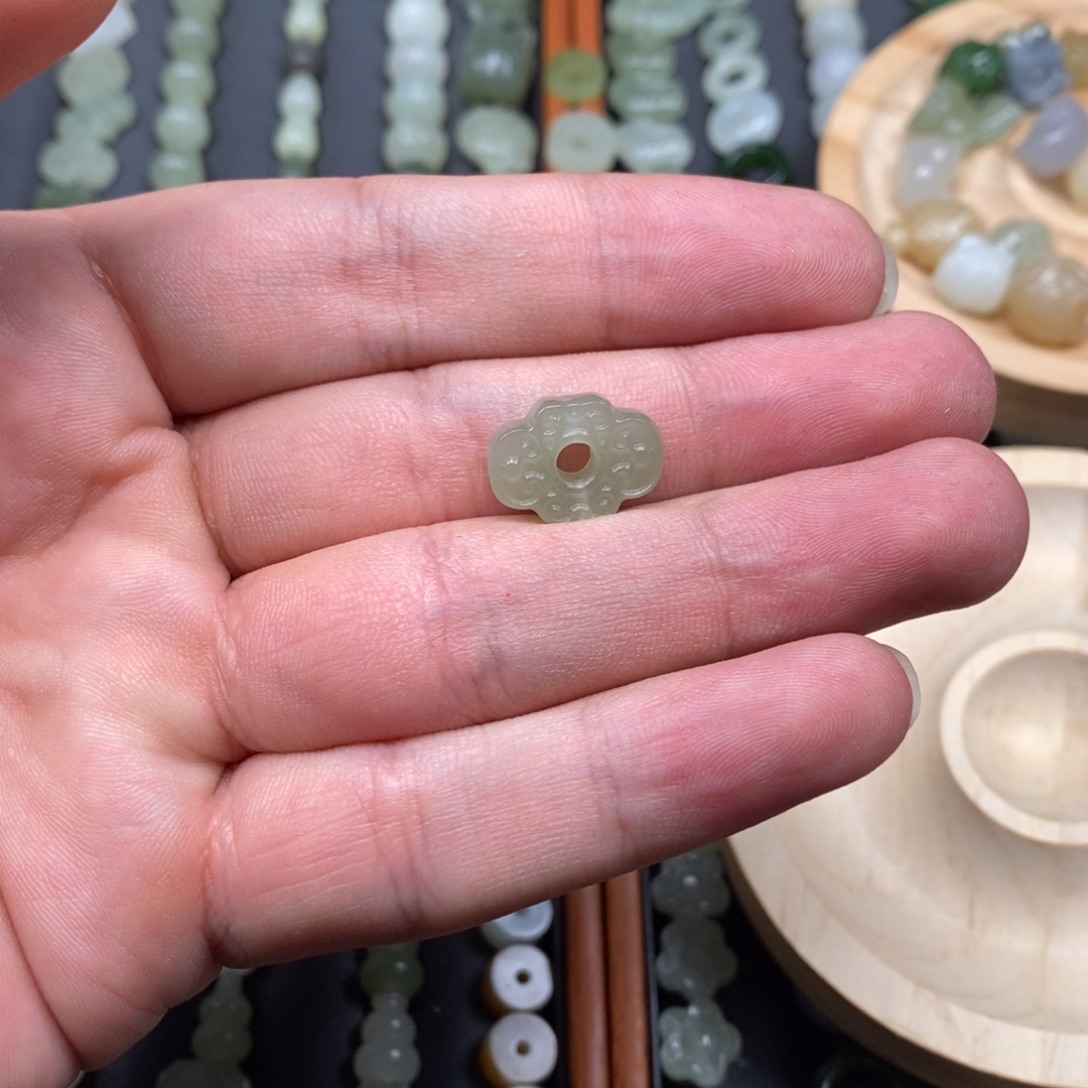 幸***儿和田玉未镶嵌颈饰