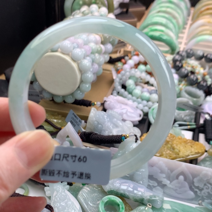 翡翠手镯未镶嵌吊坠