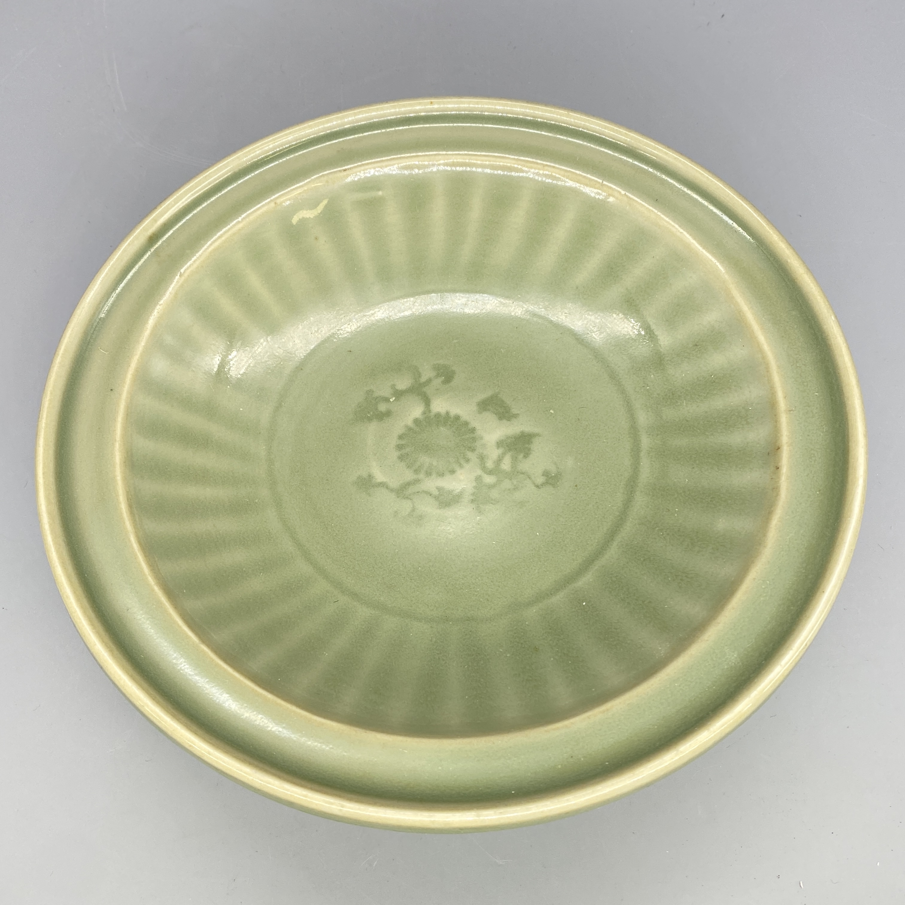 42501146*明早期龙泉窑青瓷模印花卉纹盘/瓷器四/江苏省文物总店