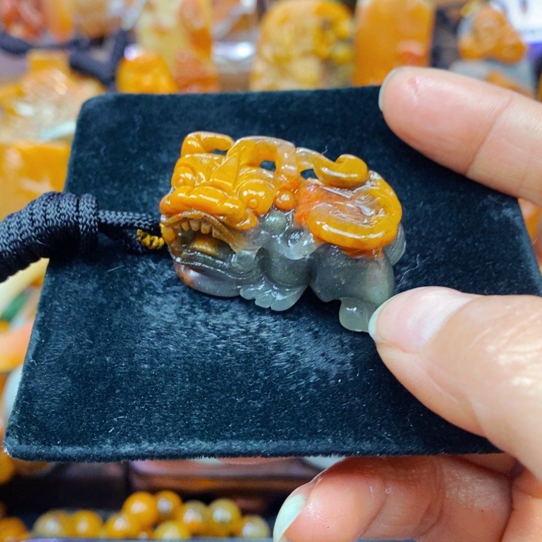 未镶嵌石英质玉（黄龙玉）颈饰