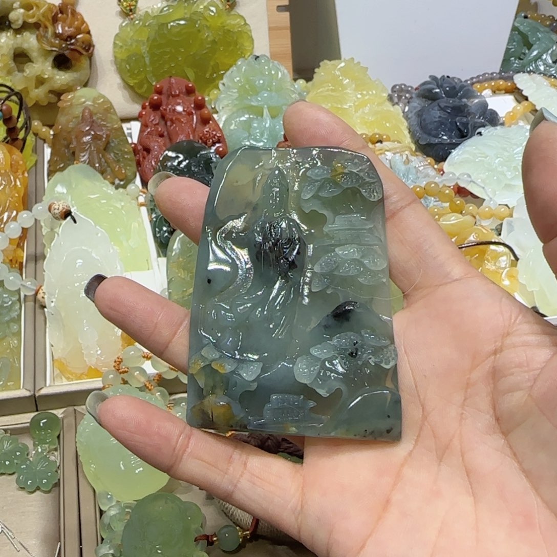 未镶嵌蛇纹石玉吊坠