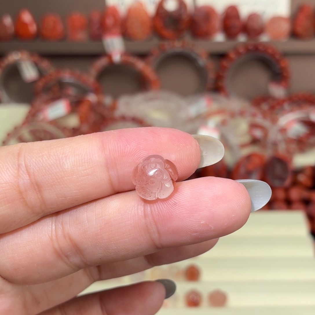 蜜***茶南红玛瑙未镶嵌颈饰莲花籽