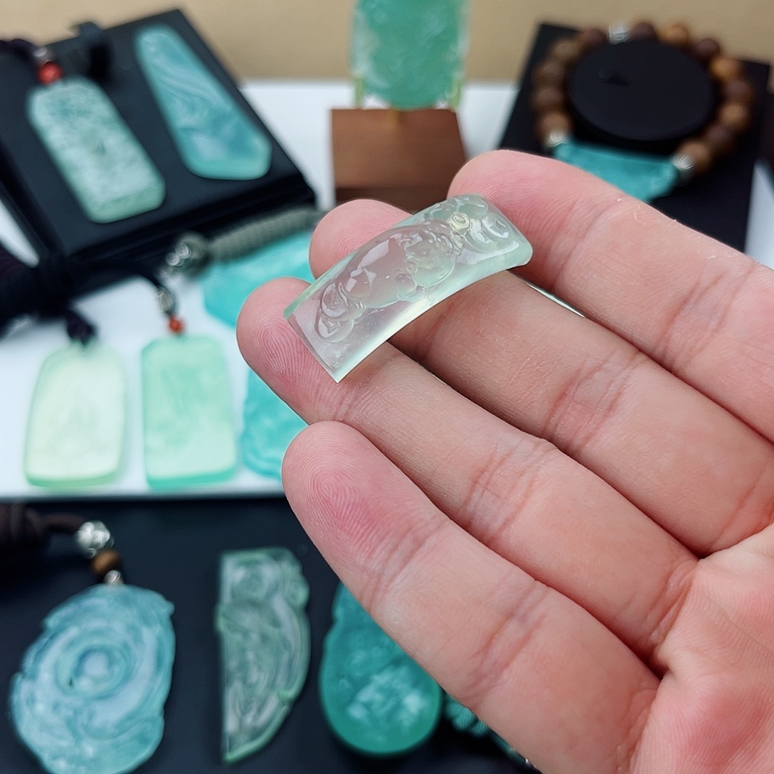 蛇纹石玉未镶嵌颈饰