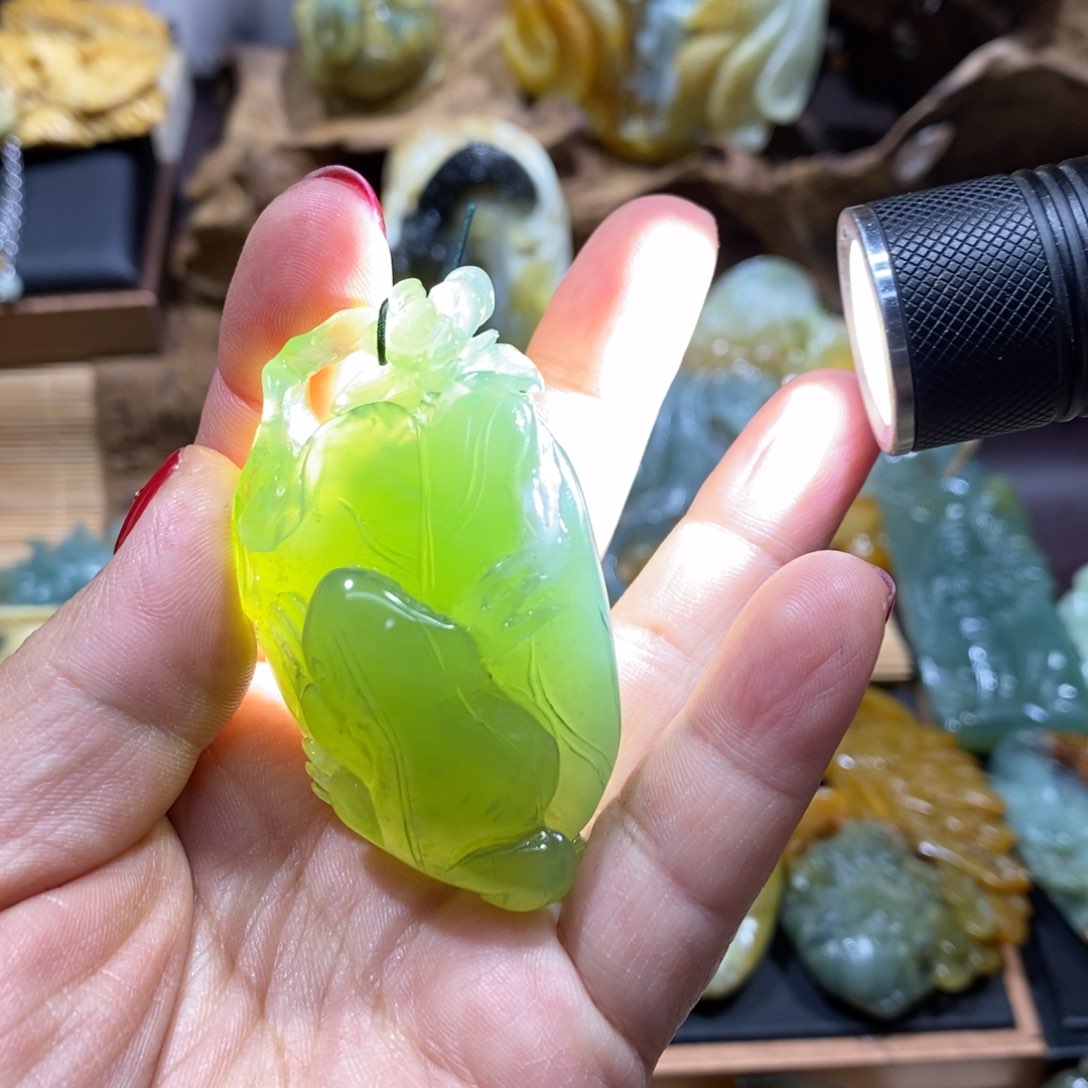 蛇纹石玉颈饰未镶嵌