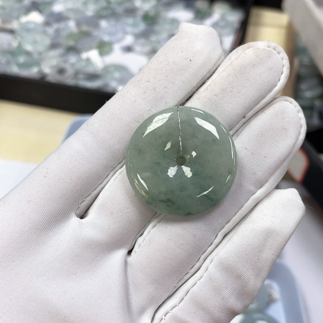 翡翠颈饰未镶嵌平安扣