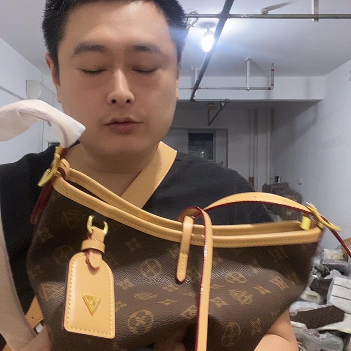 黄牛皮（革）鳄鱼皮（革）犏牛皮（革）