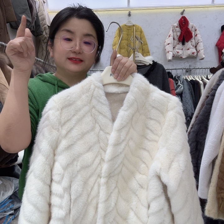 白色的金叶貂90斤穿到100