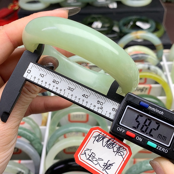 蛇纹石玉手镯未镶嵌1077