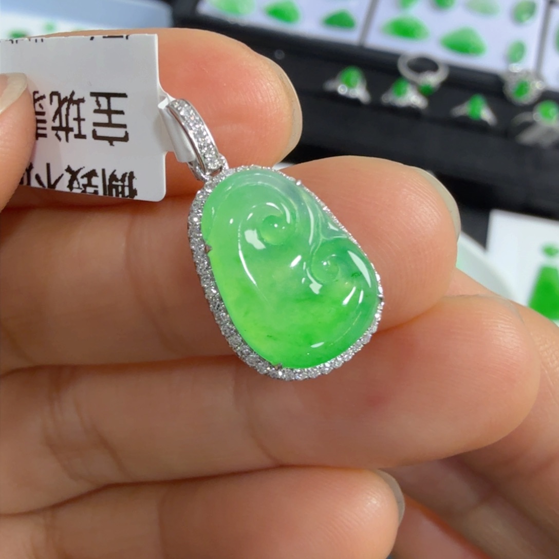 翡翠吊坠(不含链)18K金镶嵌如意