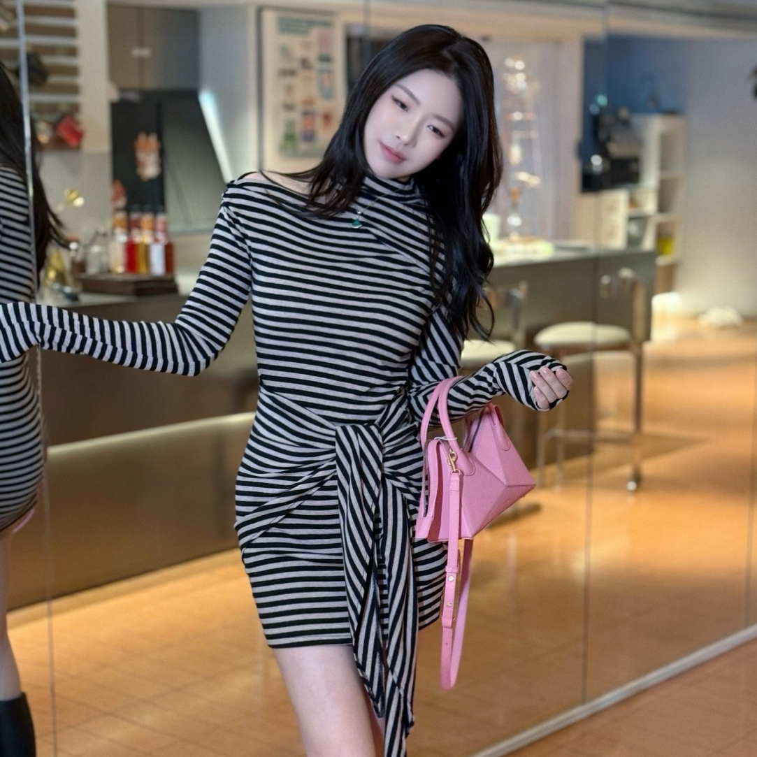 UTUH黑咖条纹包臀裙不对称露肩连衣裙女 配：可拆卸袖子TDWWW2L486