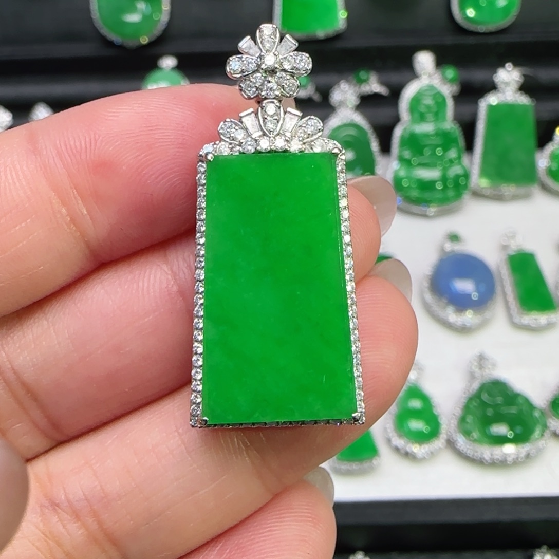 翡翠18K金镶嵌颈饰吊坠