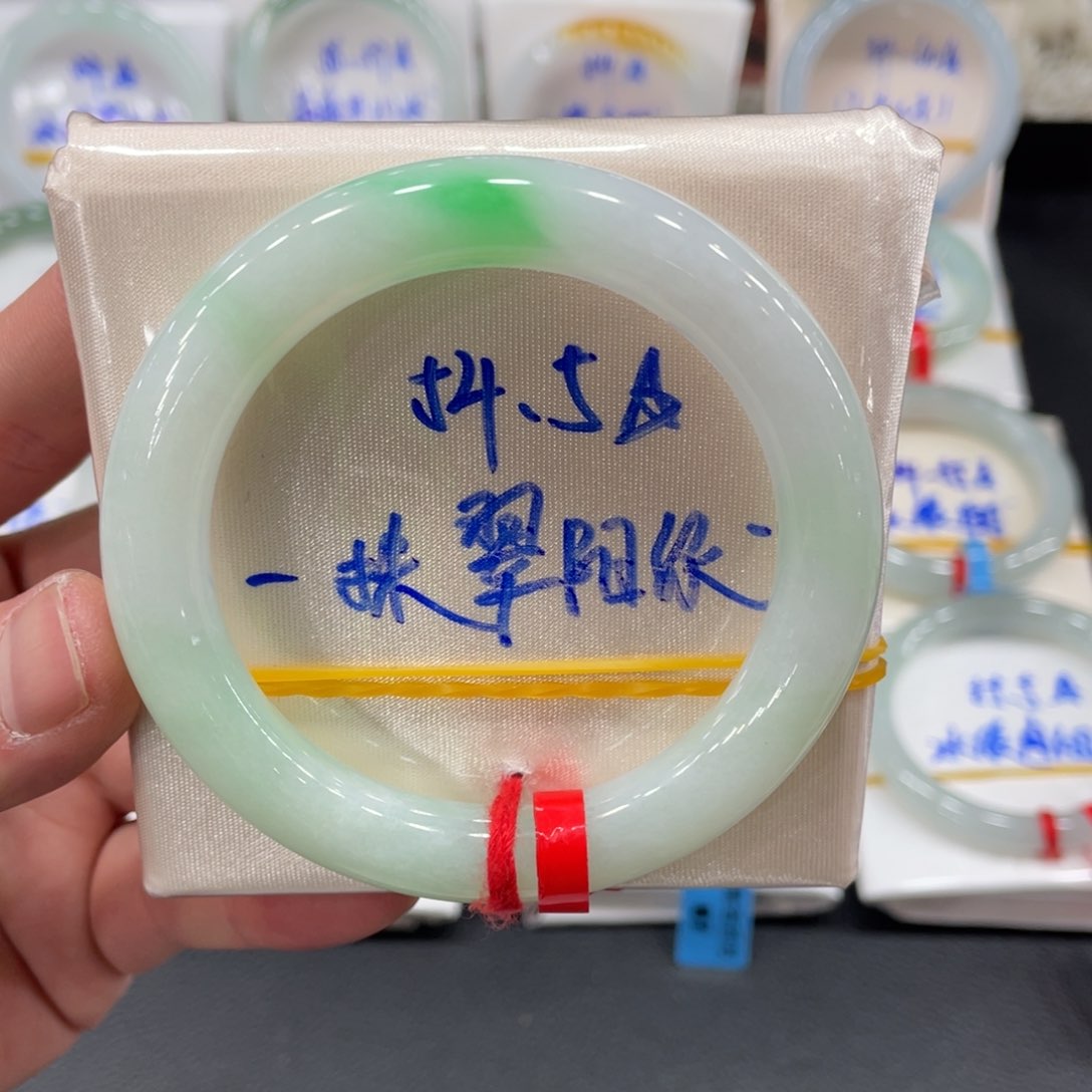 翡翠手镯未镶嵌翡翠