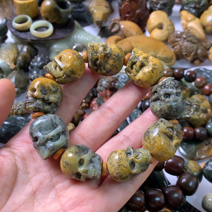 未镶嵌岫岩河磨玉（透闪石质玉）把件