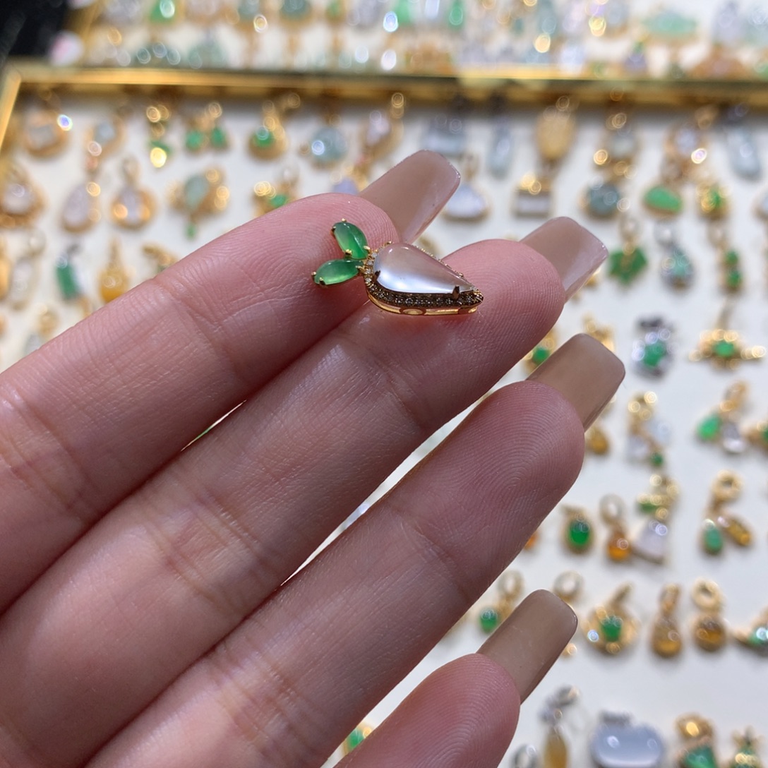 黔***汇翡翠18K金镶嵌颈饰翡翠